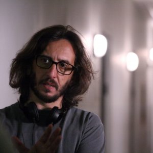 Il regista Daniele Vicari sul set del film Diaz - Non pulire questo sangue