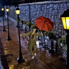 Baat seng bou hei (2012) - una scena del film richiama 'Cantando sotto la pioggia'