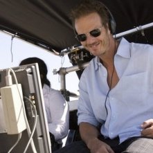 Battleship: il regista Peter Berg sorride sul set del film