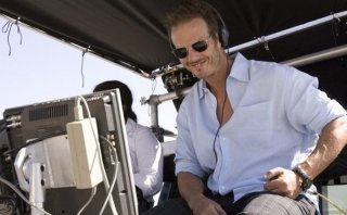 Battleship: il regista Peter Berg sorride sul set del film