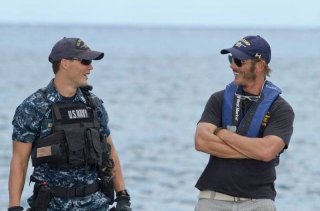 Il regista Peter Berg insieme a Taylor Kitsch sul set di Battleship