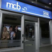 Alice Eve, Brian Geraghty e Josh Peck in un'inquietante immagine tratta dal film ATM - Trappola mortale