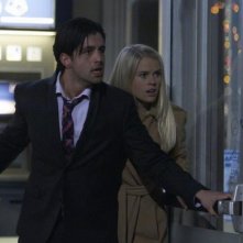 Alice Eve insieme a Josh Peck in una concitata scena di ATM - Trappola mortale