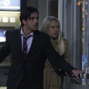 Alice Eve insieme a Josh Peck in una concitata scena di ATM - Trappola mortale