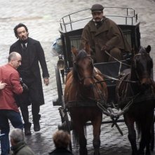 John Cusack sul set di The Raven insieme al regista James McTeigue