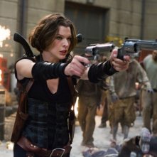 Milla Jovovich agguerrita contro gli zombie in una scena di Resident Evil: Retribution