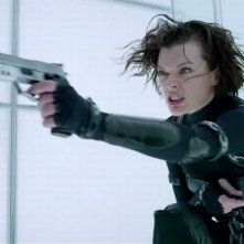 Milla Jovovich in una concitata scena dell'action Resident Evil: Retribution