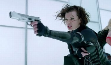 Milla Jovovich in una concitata scena dell'action Resident Evil: Retribution