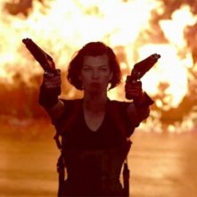Milla Jovovich tra le fiamme in una scena di Resident Evil: Retribution
