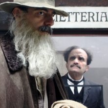 Neri Marcoré in una scena del film La scomparsa di Patò