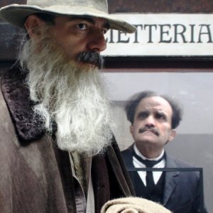 Neri Marcoré in una scena del film La scomparsa di Patò