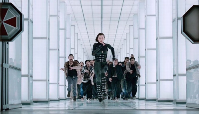 Resident Evil Retribution Milla Jovovich Inseguita Da Un Orda Di Zombie In Una Scena Del Film 229649