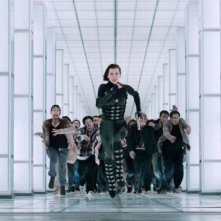 Resident Evil: Retribution, Milla Jovovich inseguita da un'orda di zombie in una scena del film