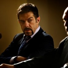 A.C.A.B.: Pierfrancesco Favino in aula in una scena del film