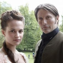 A Royal Affair: Alicia Vikander insieme a Mads Mikkelsen sul set del film