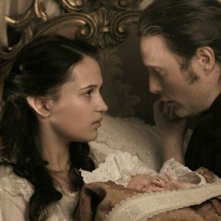 Alicia Vikander Insieme A Mads Mikkelsen In Una Scena Di A Royal Affair 229910
