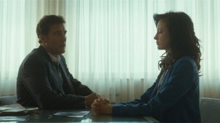 Andrea Riseborough e Clive Owen in una scena del film Shadow Dancer