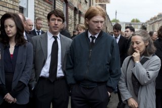 Andrea Riseborough in una scena del thriller Shadow Dancer insieme a Aidan Gillen, Domhnall Gleeson e Brid Brennan