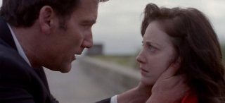Andrea Riseborough insieme a Clive Owen in una scena del film Shadow Dancer