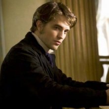 Bel Ami: Robert Pattinson in una scena del film diretto da Declan Donnellan e Nick Ormerod