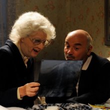 Benvenuti al Nord: Angela Finocchiaro in una scena del film insieme a Salvatore Misticone