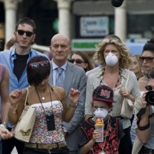 Benvenuti al Nord: Claudio Bisio con Angela Finocchiaro in un'affollata scena del film