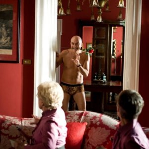 Claudio Bisio in una divertente versione sexy-leopardata di Benvenuti al Nord