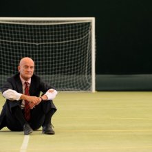 Claudio Bisio pensieroso in una scena di Benvenuti al Nord