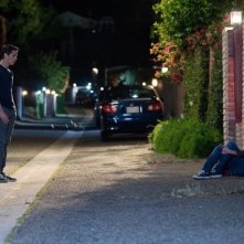 Dylan O'Brien e Britt Robertson in una scena di The First Time