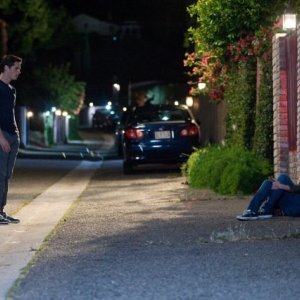 Dylan O'Brien e Britt Robertson in una scena di The First Time