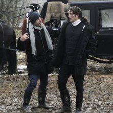 Il regista Nikolaj Arcel insieme a Mads Mikkelsen sul set di A Royal Affair