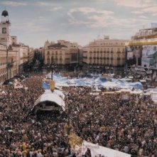 Indignados: la simbolica Puerta del Sol di Madrid invasa dagli indignati in una scena del film