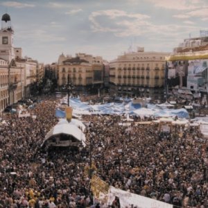 Indignados: la simbolica Puerta del Sol di Madrid invasa dagli indignati in una scena del film