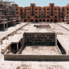 Indignados: una scritta nella cittadina di Ciudad Valdeluz immortalata nel film di Tony Gatlif