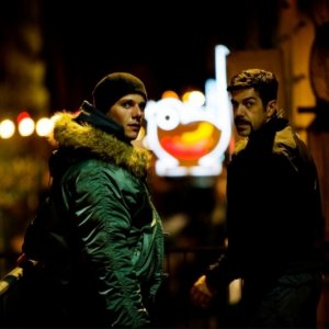 Pierfrancesco Favino in una scena di A.C.A.B. insieme a Domenico Diele