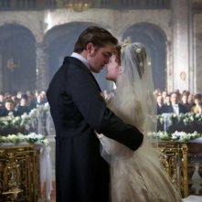 Robert Pattinson in una scena romantica di Bel Ami insieme a Holliday Grainger
