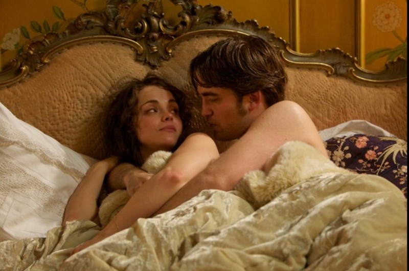 Robert Pattinson In Una Sensuale Scena Del Film Bel Ami Insieme A Christina Ricci 229859