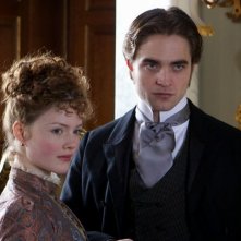 Robert Pattinson insieme a Holliday Grainger in una scena di Bel Ami