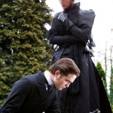 Robert Pattinson insieme ad Uma Thurman in una scena di Bel Ami