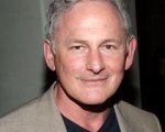 Victor Garber guest star in The Big C