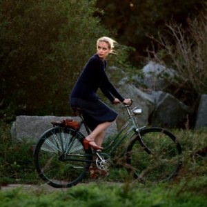 Barbara: Nina Hoss in bicicletta in una scena del film