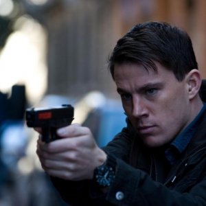 Channing Tatum prende la mira in una scena di Knockout - Resa dei conti