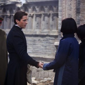 Christian Bale nei panni di John Miller in una scena di The Flowers of War