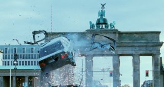 Don - The King is Back: una scena d'azione del film sotto la Porta di Brandeburgo