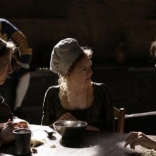 Farewell, My Queen: Léa Seydoux in una scena del film parla con le servitrici