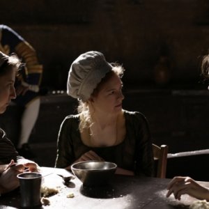 Farewell, My Queen: Léa Seydoux in una scena del film parla con le servitrici