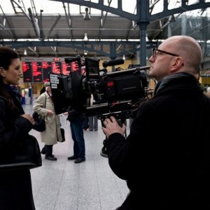 Gina Carano con il regista Steven Soderbergh sul set dell'action Knockout - Resa dei conti