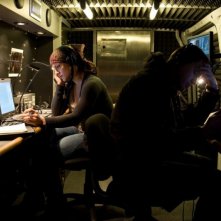 Gina Carano e Channing Tatum durante un appostamento in una scena di Knockout - Resa dei conti