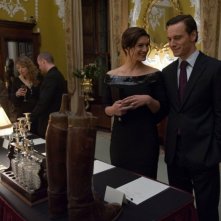 Gina Carano e Michael Fassbender sorridono in una scena di Knockout - Resa dei conti