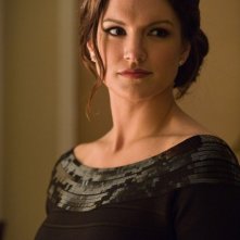Gina Carano in abito da sera in una scena di Knockout - Resa dei conti